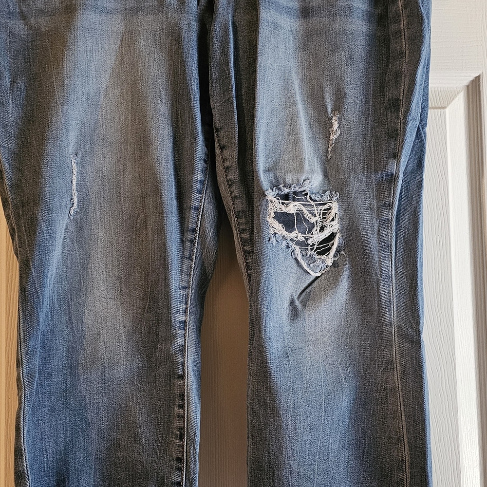These Maurices Women's Capri Mid-Rise Blue Jeans in 16W